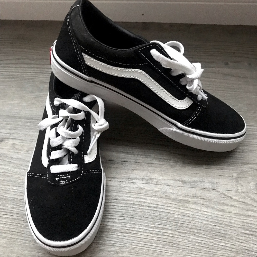 Vans Ward black and white low top sneakers. Suede and canvas, size 4 youth.